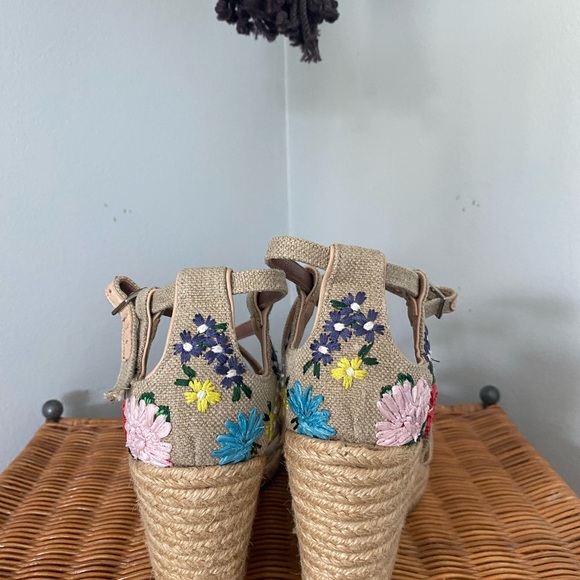 Women Tabitha Simmons Wedges size 38 or size 8🍍H-2